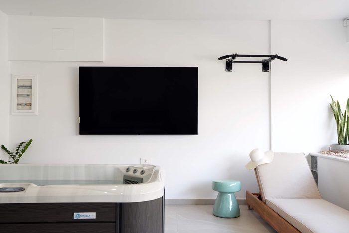 Εξωτερική Smart TV πάνω από το τζακούζι, Διαμέρισμα I
